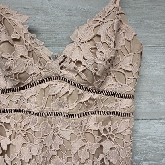 | Ark & Co. | nude tan lace midi dress. Size S - Picture 2 of 8